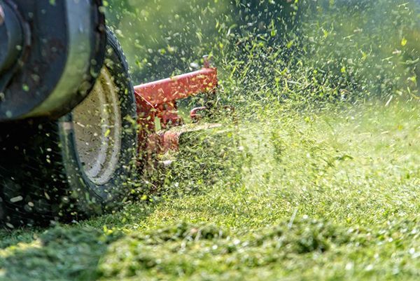 Alkylaatbenzine voor grasmaaiers, aggregaten en andere viertaktmotoren